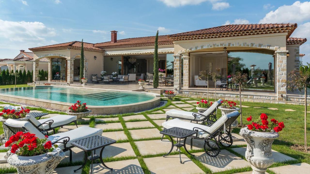 Deluxe Villa mit 4 Schlafzimmern und eigenem Pool.