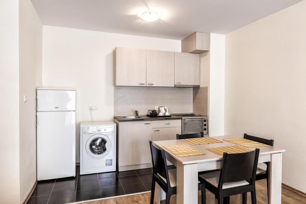 One-Bedroom Apartment Balcony,1021053661:JPEG