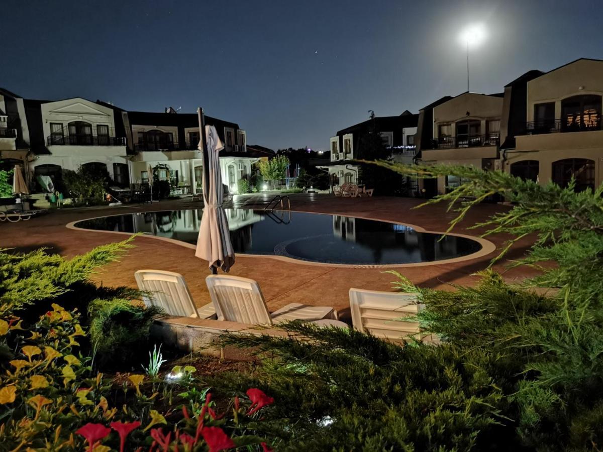 Apartment with Pool View