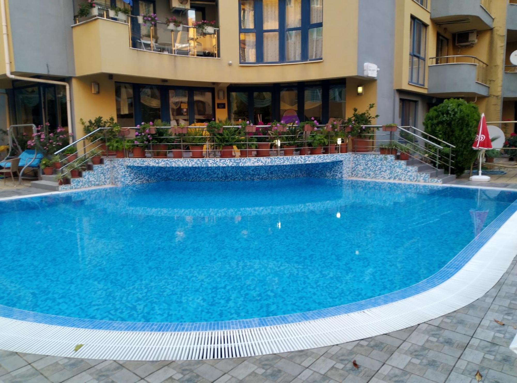 Studio Pool View