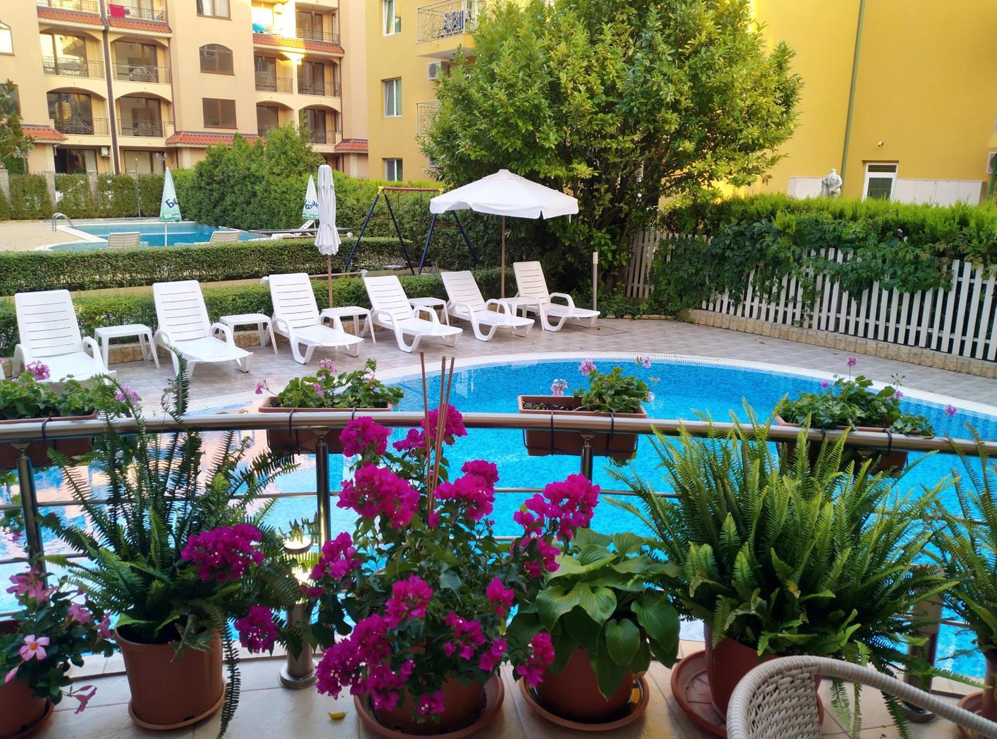 Studio Pool View