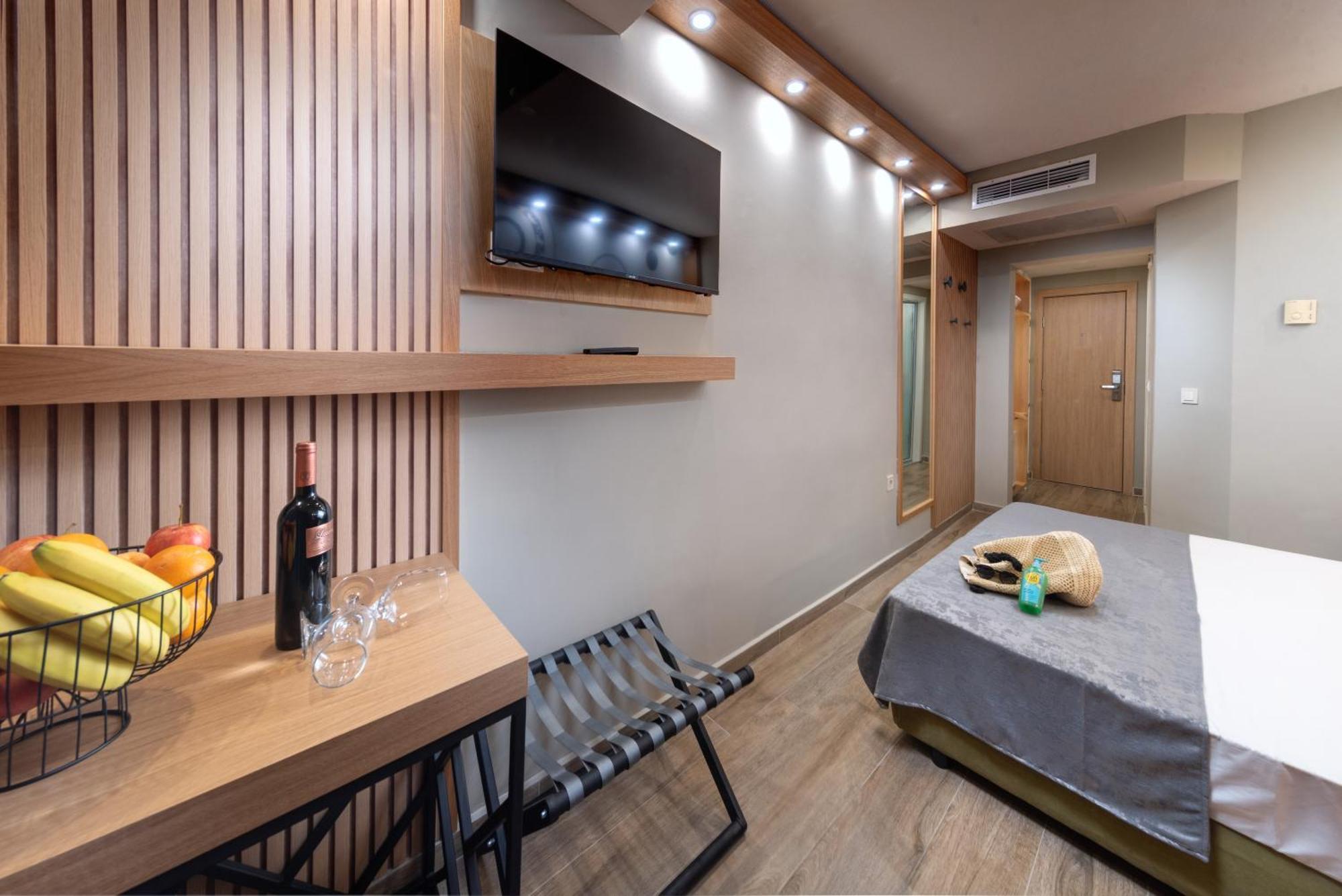 Deluxe Double Room with Balcony (2 Adults),1619170465:JPEG