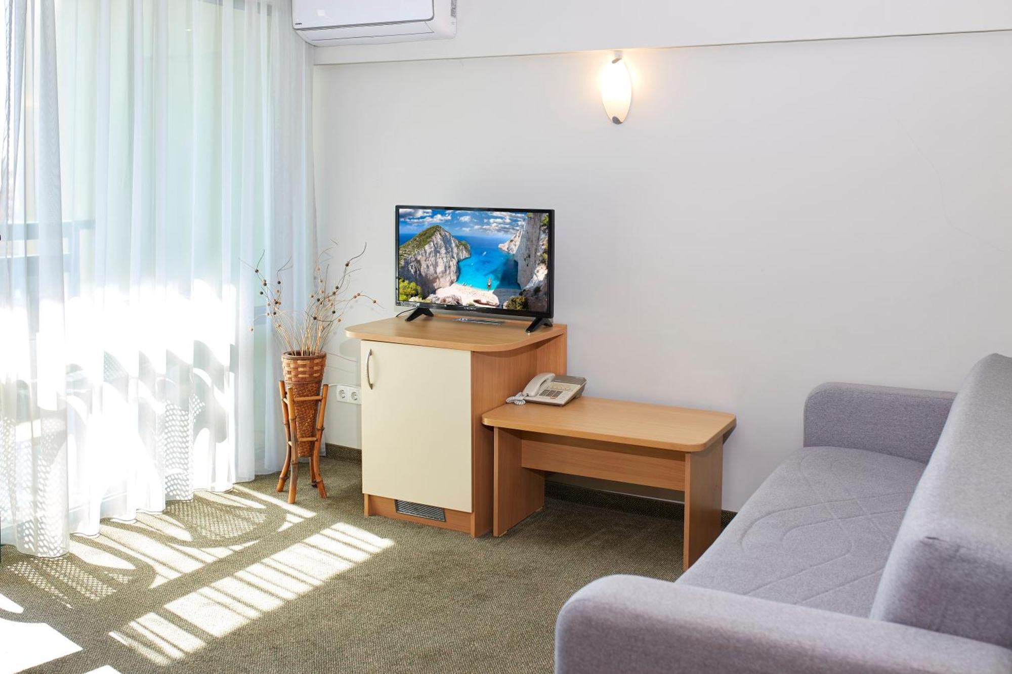 Studio (2 Adults + 2 Children),1632215261:JPEG