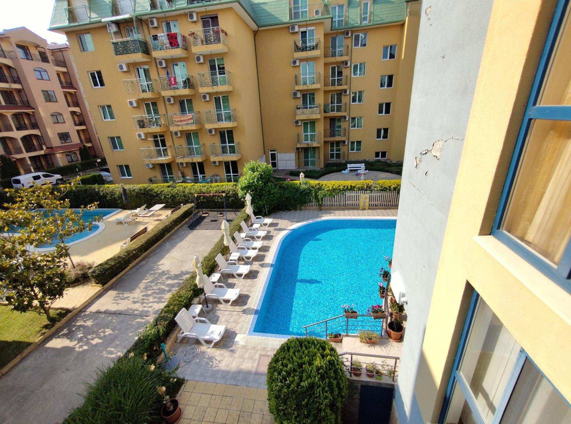 Studio Pool View