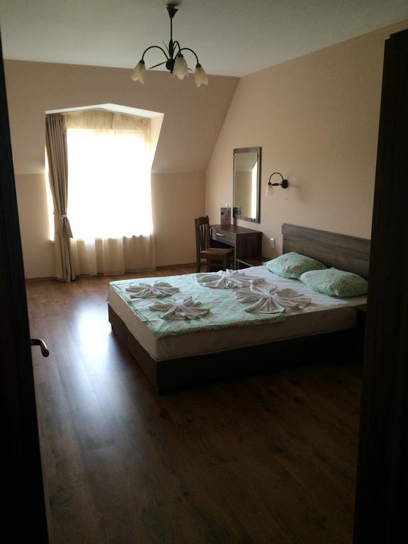 One-Bedroom Apartment Balcony,217219757:JPEG