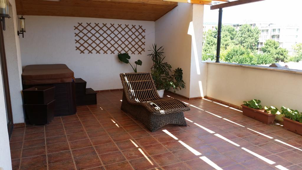 Deluxe One-Bedroom Apartment (2 Adults + 2 Children),817787903:JPEG