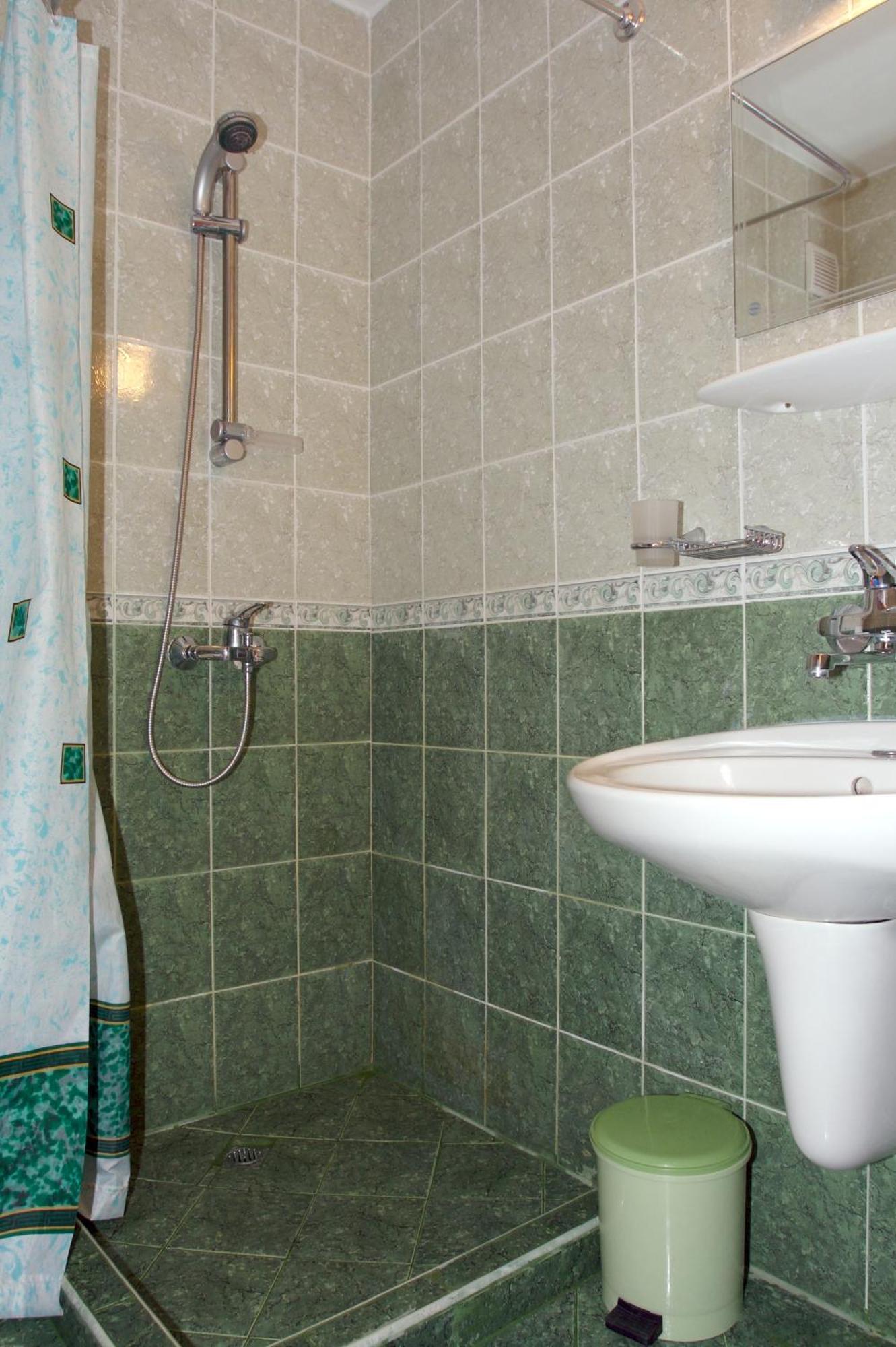 Tweepersoonskamer met 2 Aparte Bedden en Extra Bed (2 Volwassenen + 1 Kind) - Gratis WiFi