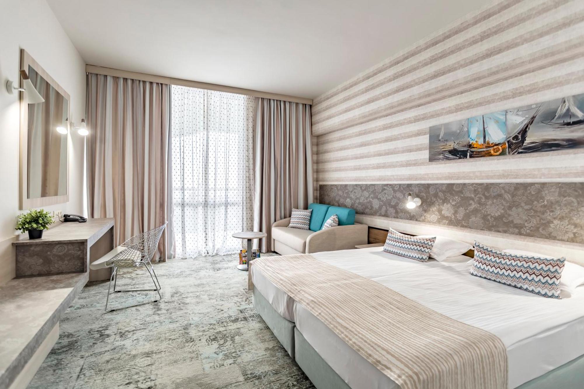 Deluxe Double or Twin Room with Front Sea View (2 Adults + 1 Child)