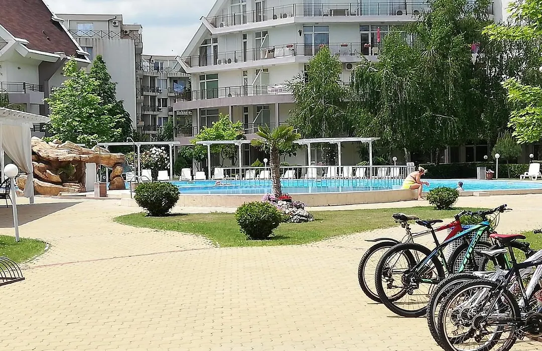 Debbies 2 Bed Apart With Pool And Garden Views-1