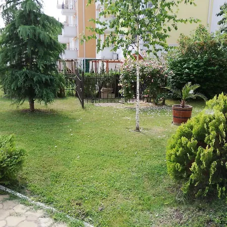 Debbies 2 Bed Apart With Pool And Garden Views-2