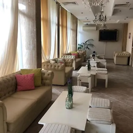 Spacious, 1 Bed Apt, Dawn Park-3