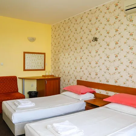 Family Hotel Deykin-3