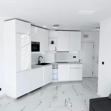 Admiral Plaza Apartment , Large Swimming Pool , 5 Min Walking To The Beach-2