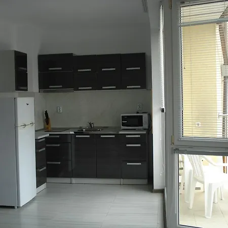 Sunny Cove Apartments-3